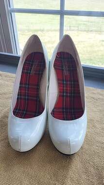 Penthouse White Patent Platform Pumps with Plaid Insole and Key Charm, size 10